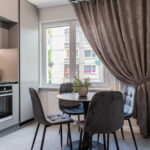 Grey Apartments – Jūsų laikinieji namai. Butas šiuolaikiškai įrengtas – naujais ir patogiais baldais, bei buitine technika. Talpiname iki 5 svečių.